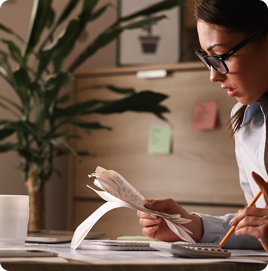 Donna che studia finanza